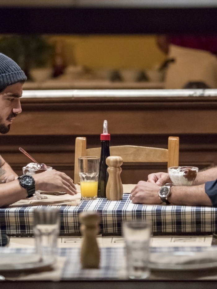 Agno tenta de tudo para passar a noite com Rock