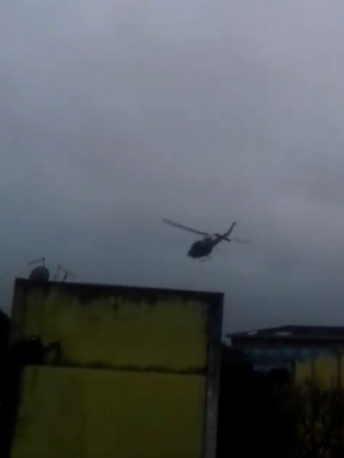 Vídeo na internet mostra helicóptero sobrevoando a comunidade 