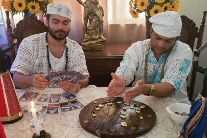 Babalorixás Tharcio de Iemanjá e Flávio de Odé dizem que Anitta e Pedro Scooby vão terminar