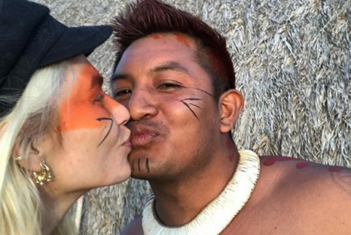 Modelo Aline Weber comemora um ano de namoro com um índio do Alto Xingu
