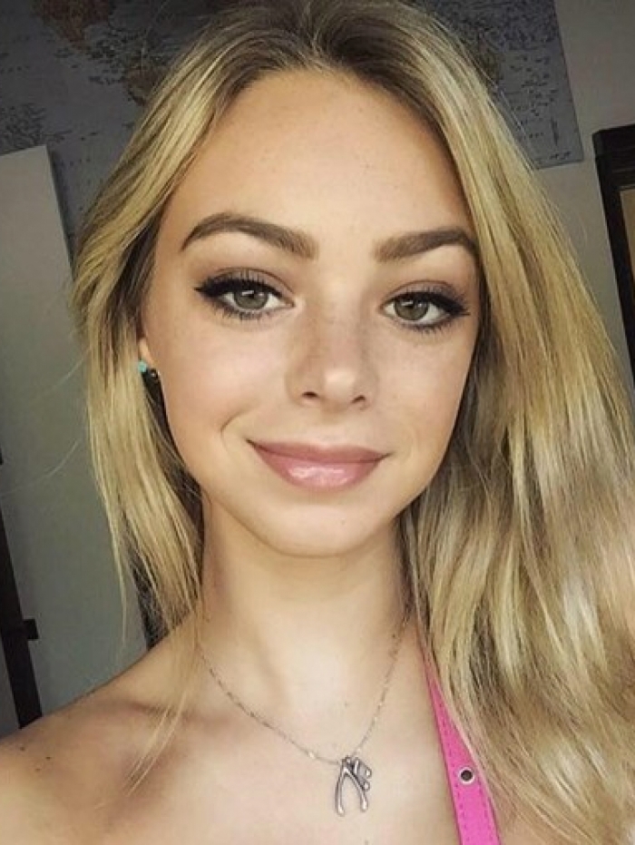 Menina tira foto do quarto novo para mãe mas deixa objeto comprometedor à mostra