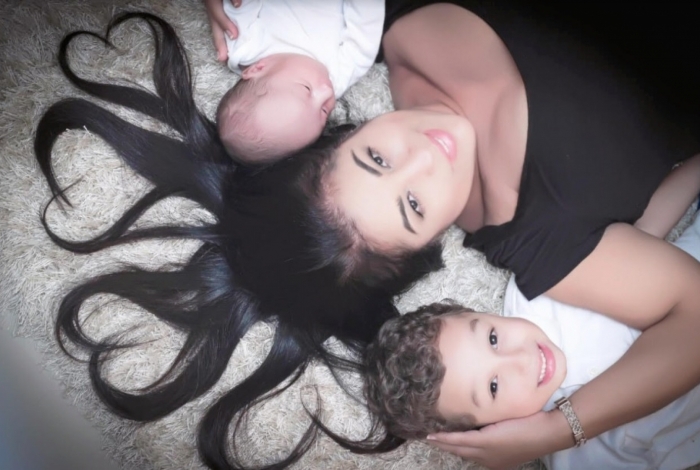Desirée Oliveira, ex "Mulata Difícil" do Zorra Total, mostra seu segundo filho em um ensaio fotográfico especial 
