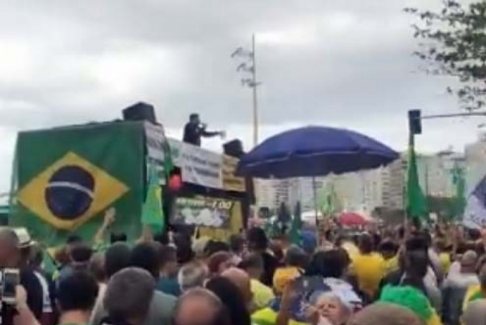 Marcelo Madureira foi vaiado de cima de um dos carros de som da manifestação