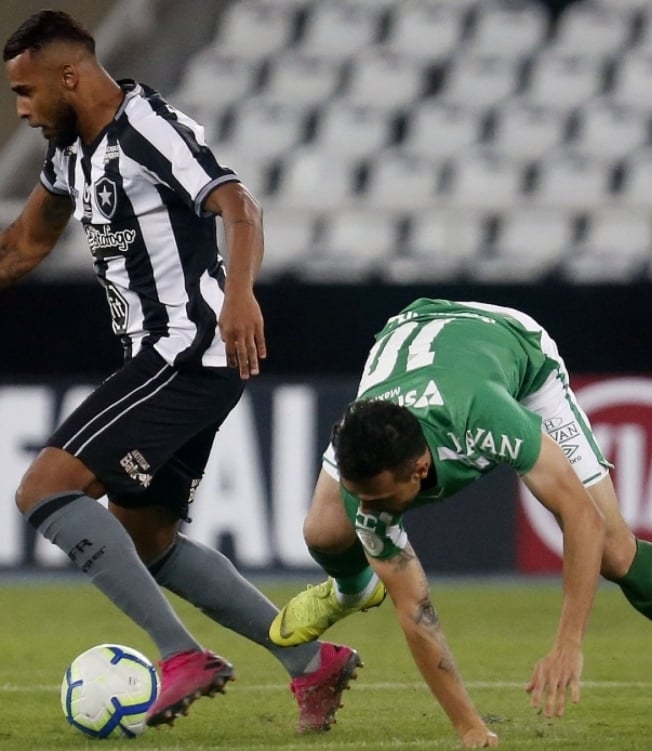 O volante Alex Santana tenta de todas as maneiras levar o Botafogo ao ataque