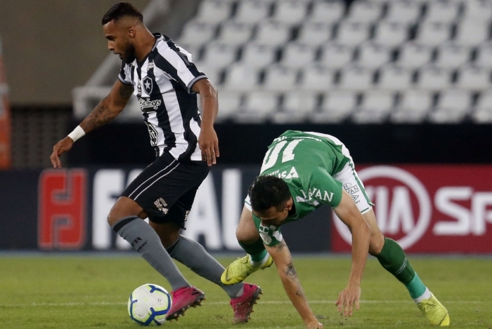 O volante Alex Santana tenta de todas as maneiras levar o Botafogo ao ataque