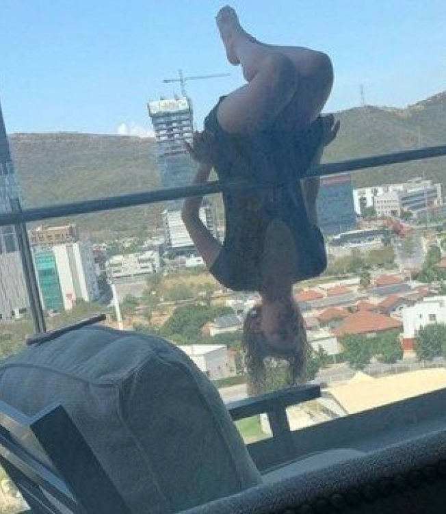 Jovem cai de altura de 24 metros ao fazer posição de ioga na varanda - Reprodução