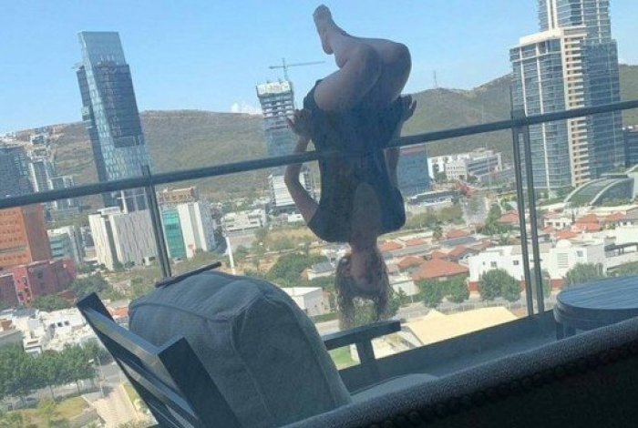 Jovem cai de altura de 24 metros ao fazer posição de ioga na varanda