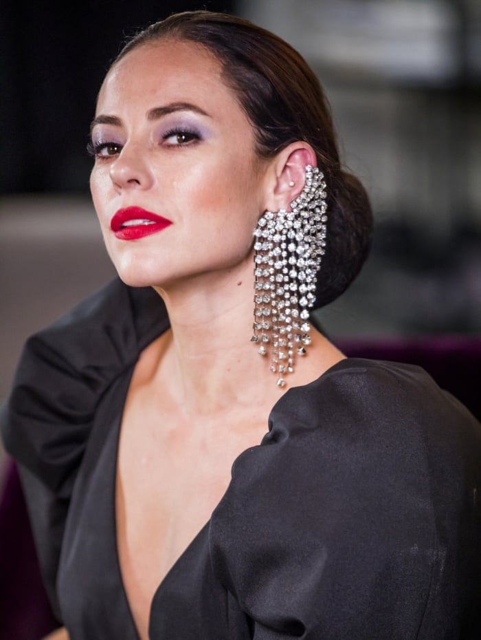 Vivi Guedes (Paolla Oliveira) é ameaçada por Camilo (Lee Taylor)
