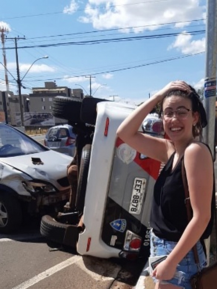 Ao invés de frear, estudante acelerou com o carro e causou o acidente