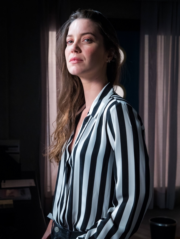 Fabiana leva Cássia ao apartamento de Agno para fazer a revelação
