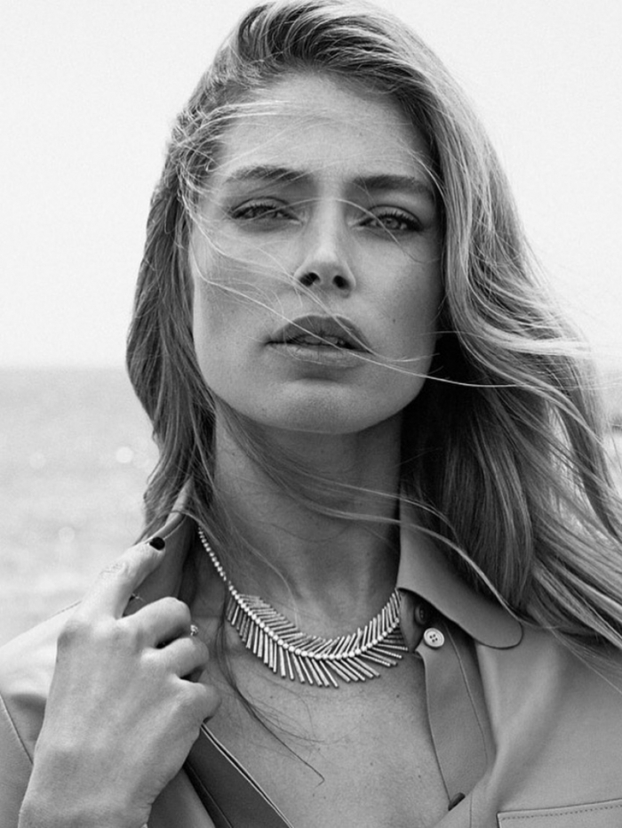 Modelo posta foto nua em jardim 