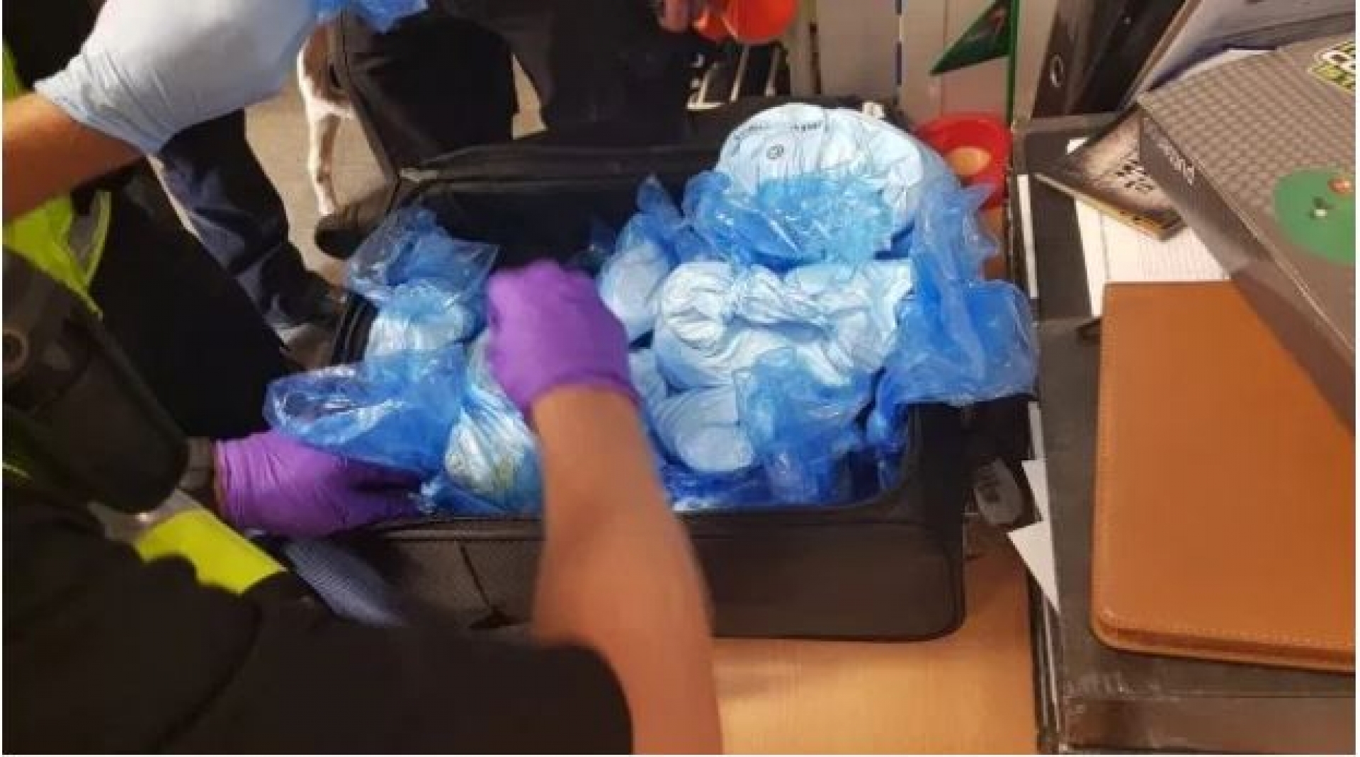 Mala cheia de pó branco chamou atenção dos policiais no Aeroporto de Gatwick, em Londres.