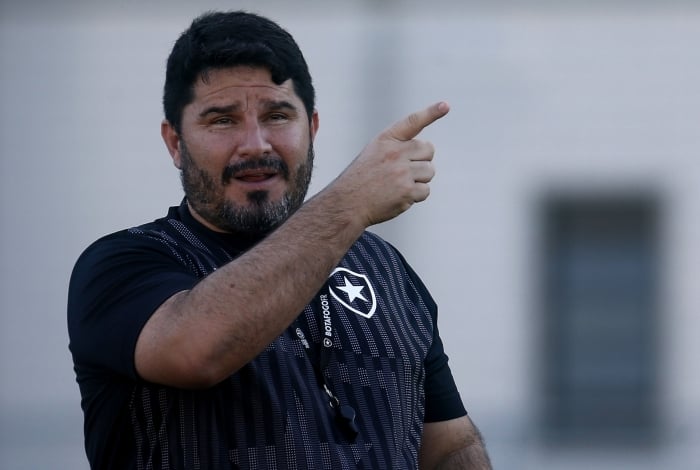 O técnico Eduardo Barroca pode testar nova formação no Botafogo