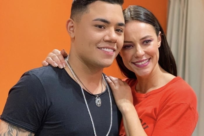 Felipe Araújo também tietou Paolla Oliveira nos bastidores do Altas Horas