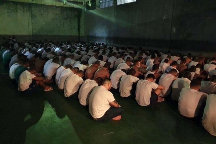 Revista aconteceu em celas de milicianos