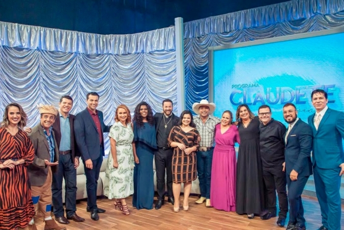 Claudete Troiano reúne elenco da TV Aparecida em especial de aniversário