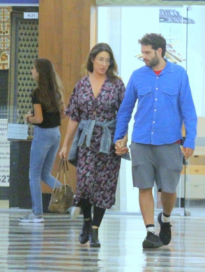 Giselle Itié e Guilherme Winter são flagrados de mãos dadas em shopping