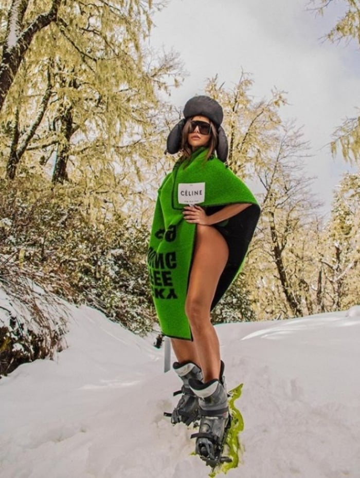 Sabrina Sato posa quase sem roupa na neve