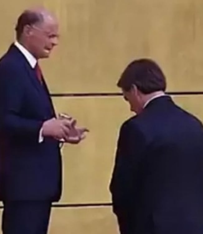 Bolsonaro recebe unção de Edir Macedo no Templo de Salomão