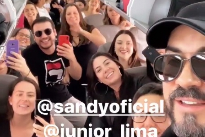 Padre Fabio de Melo canta A Lenda com fãs de Sandy & Junior em avião