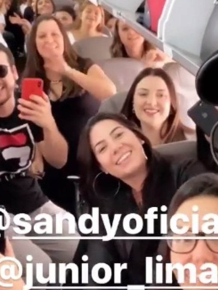 Padre Fabio de Melo canta A Lenda com fãs de Sandy & Junior em avião