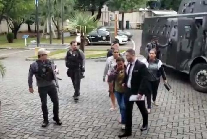 Deise da Vila Vintém chegou à Cidade da Polícia dentro de um blindado