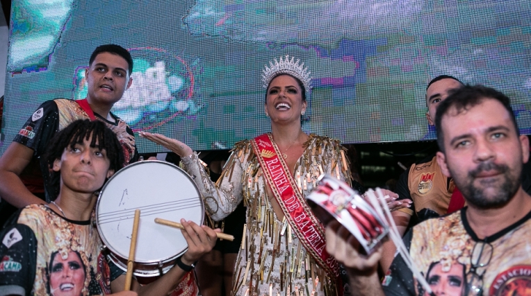 Coroação de Jaqueline Maia reuniu personalidades do samba na quadra da Estácio de Sá