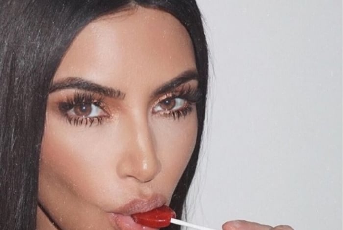 Kim Kardashian, Anitta e Deborah Albuquerque chupam pirulito para emagrecer