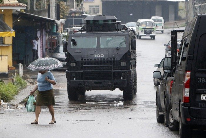 Policiais militares fazem, desde a manhã desta quarta-feira, operação no Complexo do Alemão, Zona Norte do Rio 