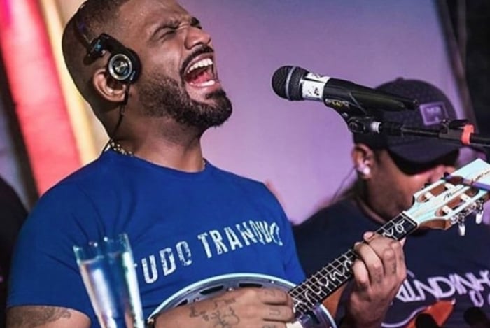 Arlindinho se emociona ao ver tatuagem que fã fez com a letra de sua música