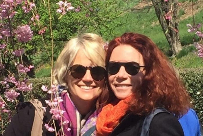 Leilane posa com a mulher