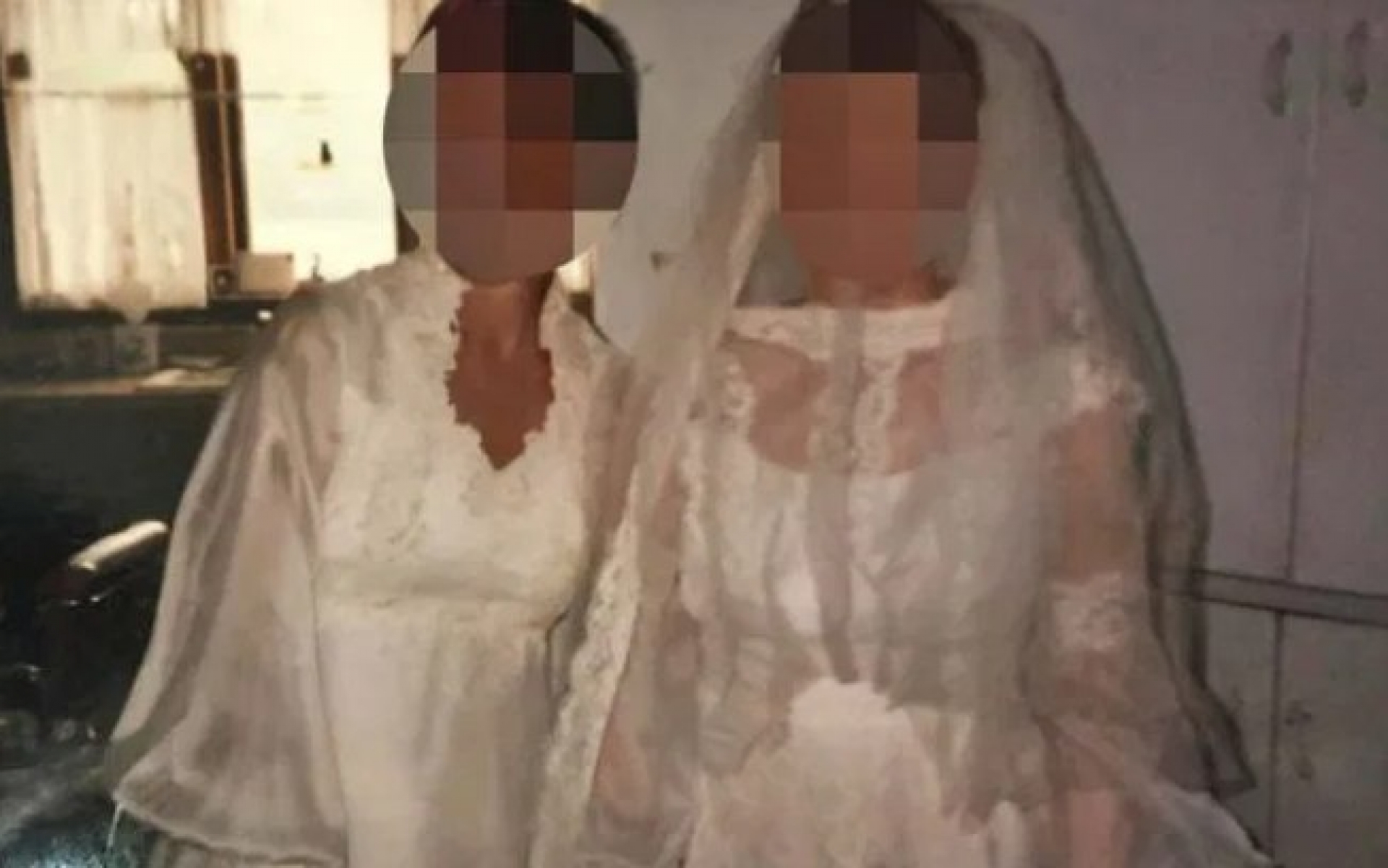 A sogra (a esquerda) e a noiva (a direita) em foto que viralizou nas redes sociais


