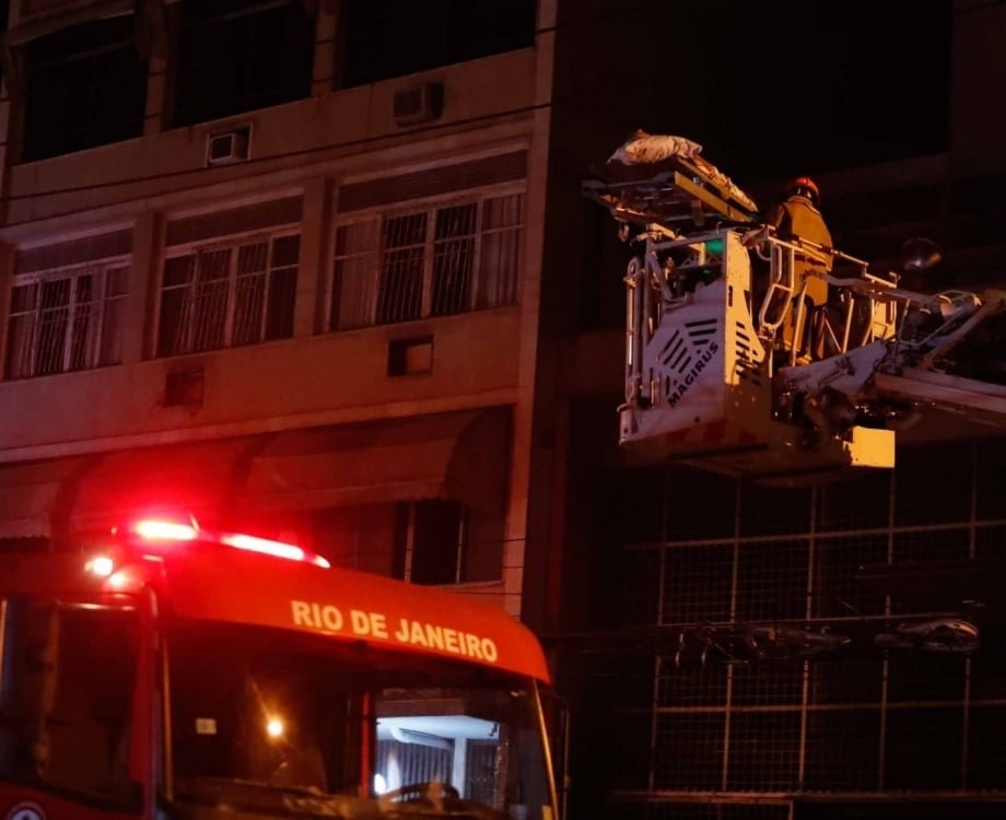 Um paciente de maca teve que ser retirado do pr&eacute;dio com a ajuda de uma escada do Corpo de Bombeiros