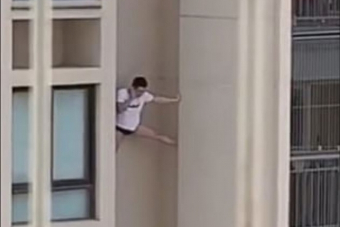 Homem caiu após tentar de segurar do lado de fora de um prédio