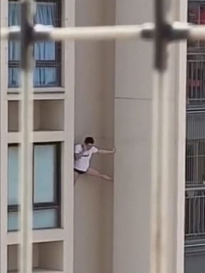 Homem caiu após tentar de segurar do lado de fora de um prédio