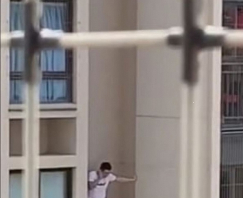 Homem caiu após tentar de segurar do lado de fora de um prédio