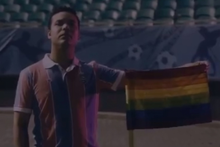 Jogo do Bahia teve bandeiras de escanteio com arco-íris em ação contra a homofobia