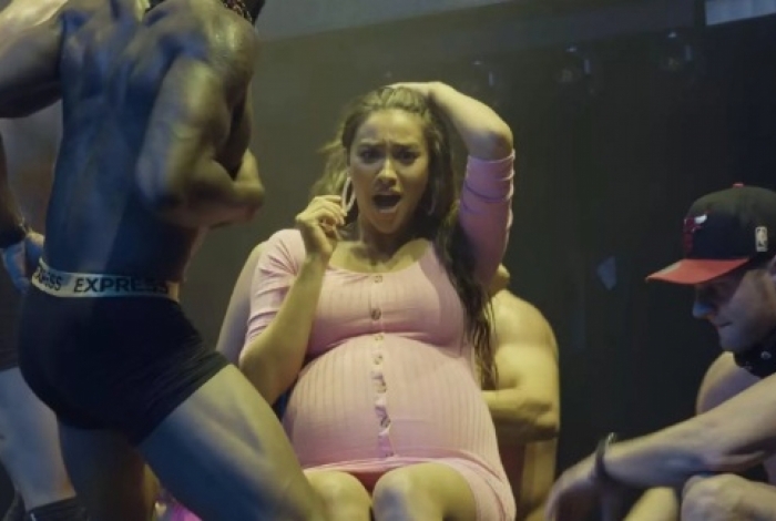 Shay Mitchell celebrou chá de bebê com striptease
