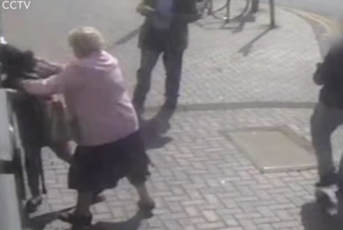 Idosa de 81 anos entra em luta corporal com mulher que tenta roubá-la; assista