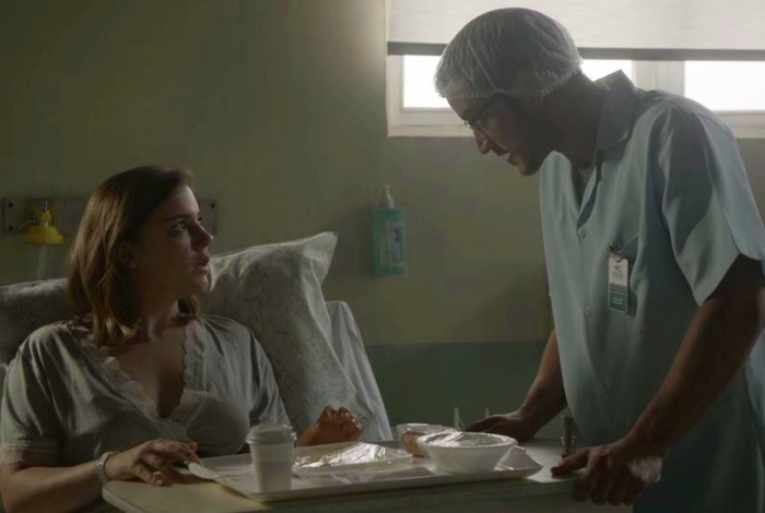 Youssef (Allan Souza Lima) visita Dalila (Alice Wegmann) na maternidade 