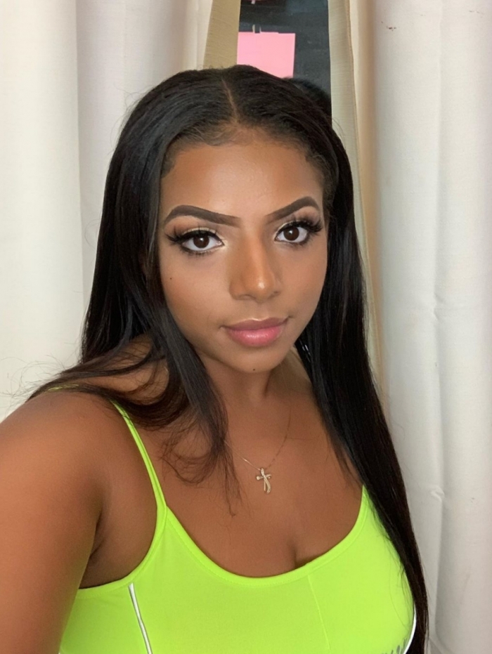 Mikayla Saravia fatura milh&otilde;es na rede social por causa da l&iacute;ngua 