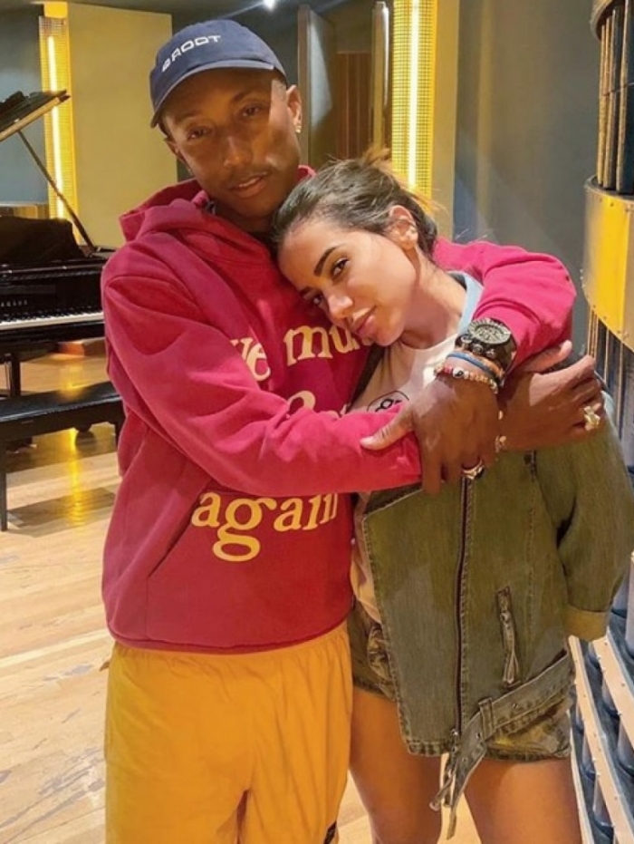 Anitta posa abraçadinha com Pharrell Williams 