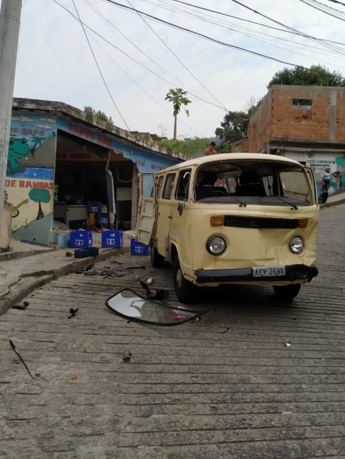 
Motorista de Kombi que subia a ladeira perdeu a direção e bateu num bar. Sem conseguir desviar, van escolar atingiu um carro e crianças 
