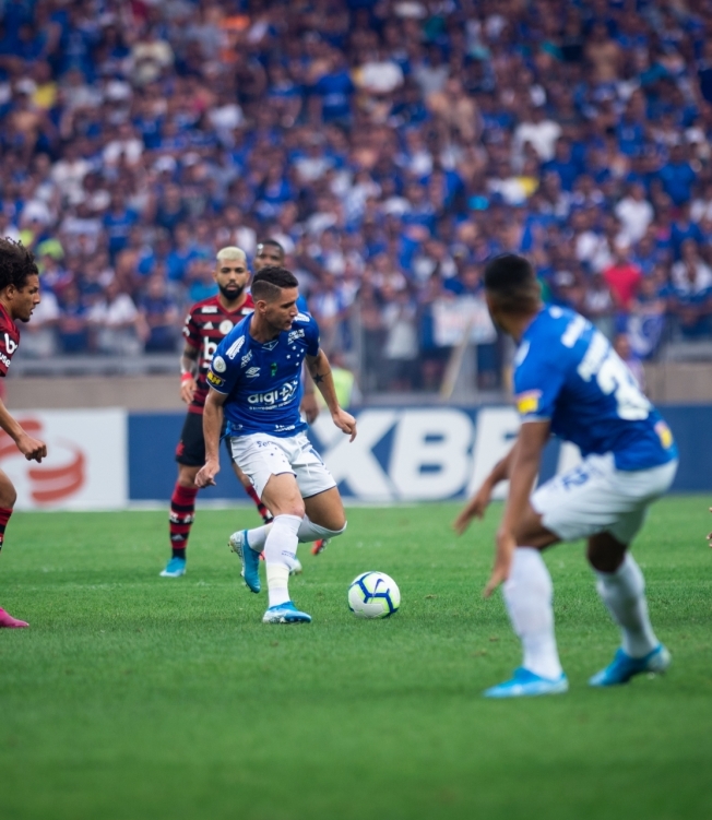 Thiago Neves protege bola