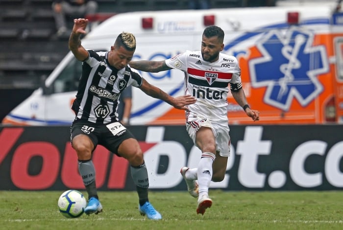 Leo Valencia protege bola de Daniel Alves. Jogo foi disputado metro a metro