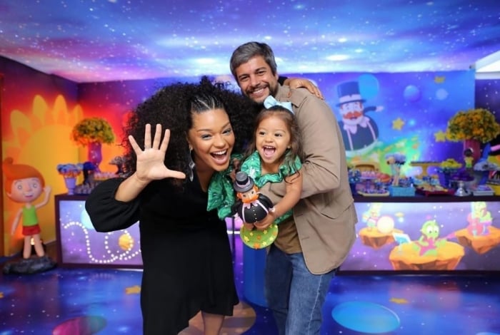 A atriz Juliana Alves e o marido, o diretor Ernani Alves, comemoram o aniversário de dois anos da filha, Yolanda