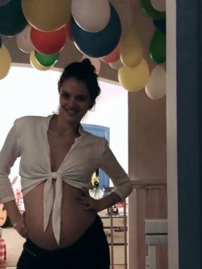 Laura Neiva mostra barriga de seis meses de gravidez