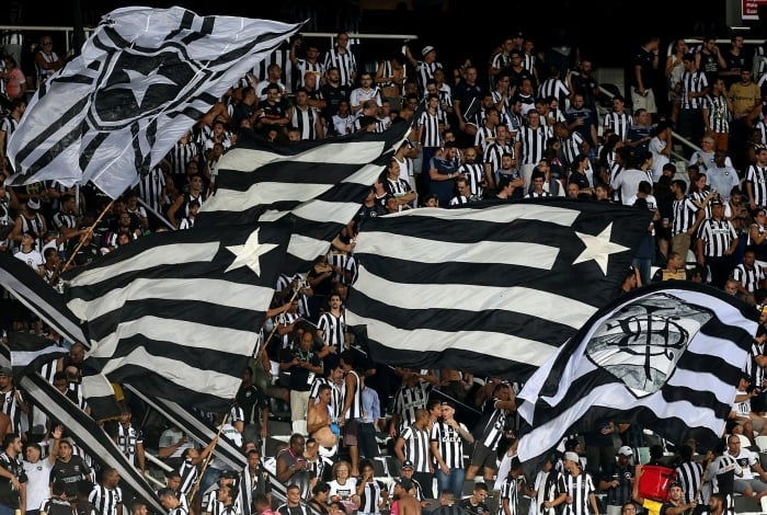 Cerca de 18 mil torcedores do Botafogo compareceram no Estádio Nilton Santos, na derrota por 2 a 1 para o São Paulo