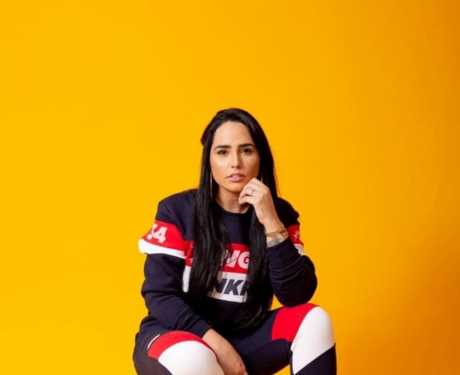 Perlla posa para ensaio de moda