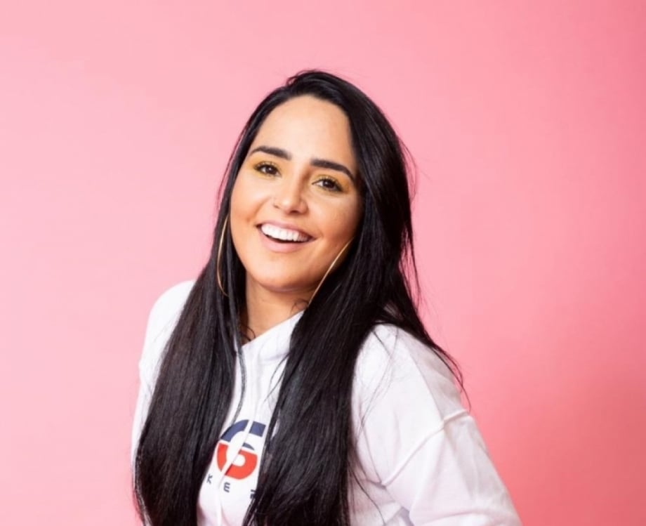 Perlla posa para ensaio de moda